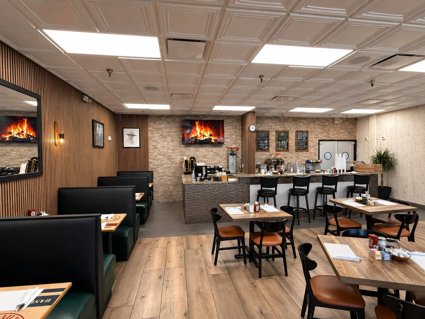 Dining room and counter at Starz Restaurant